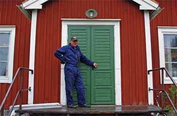 Ulf Hahlin renoverar dörrar till skolan
